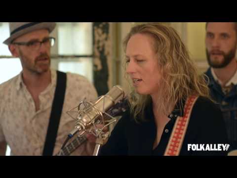 Folk Alley Sessions: Ana Egge & the Sentimentals - "He's A Killer Now"