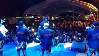 Con la mano en la Biblia. La Bandononona Clave Nueva