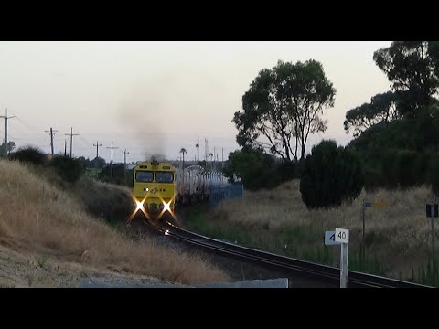 Q4006 and ACC6031 on 6025 Kalgoorlie Freighter at sunset