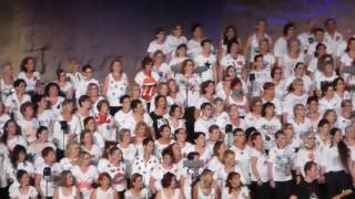 "Rock en Chœur" à Orange "Rue de la paix" dirigé par Catherine Asencio de Roanne