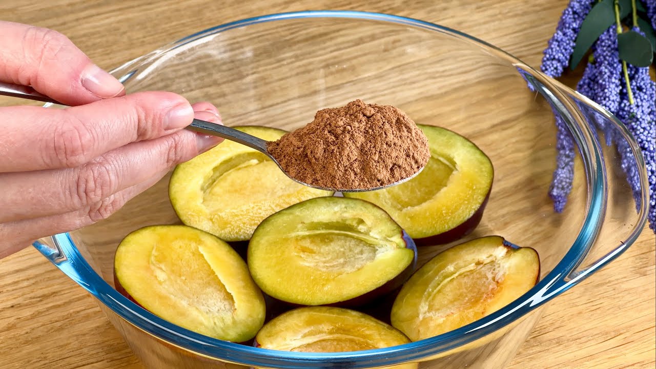 Just add a spoonful of cocoa to the plums! The dessert that's making the world crazy!