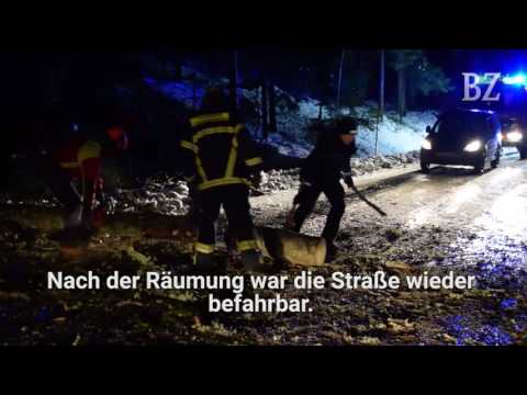 Sturm und Schnee behindern Verkehr in Südbaden