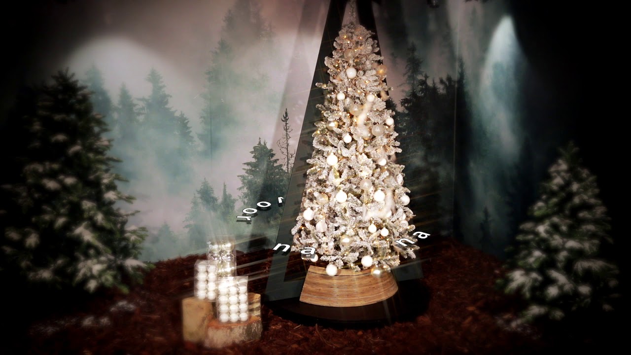Kerstboom Excellent Trees Visby Snowy gedecoreerd met Decosy kerstballen White Opal en Silver