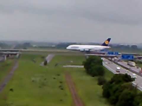 Airbus A380 fährt in Leipzig über die Autobahn