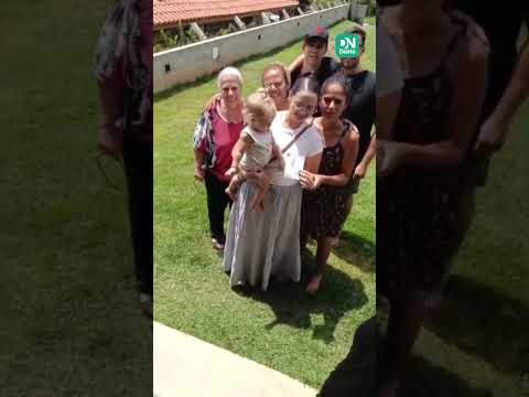 Pai e filho se emocionam ao descobrir gravidez simultânea de esposas; veja vídeo