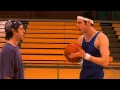 Джим Керри играет в баскетбол 