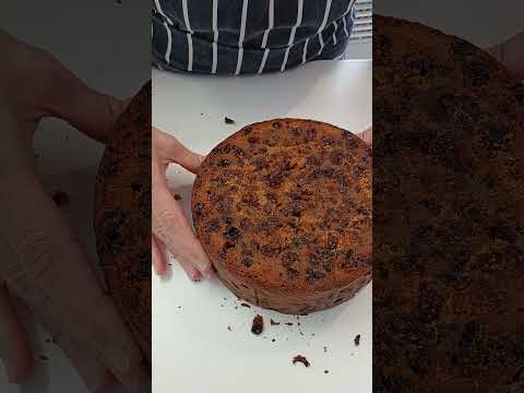 Preparing a fruit cake for storage  #cakedecorating #cakedecoratingtips #cake #caketechniques