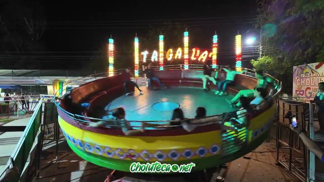 Una noche de risas en los juegos mecánicos en la Plaza de La Solidaridad
