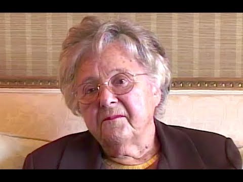 彼女は彼らの人々が誰だったか彼女の子供たちに伝えるために必死です (She is Desperate To Tell Her Children Who Their People Were)