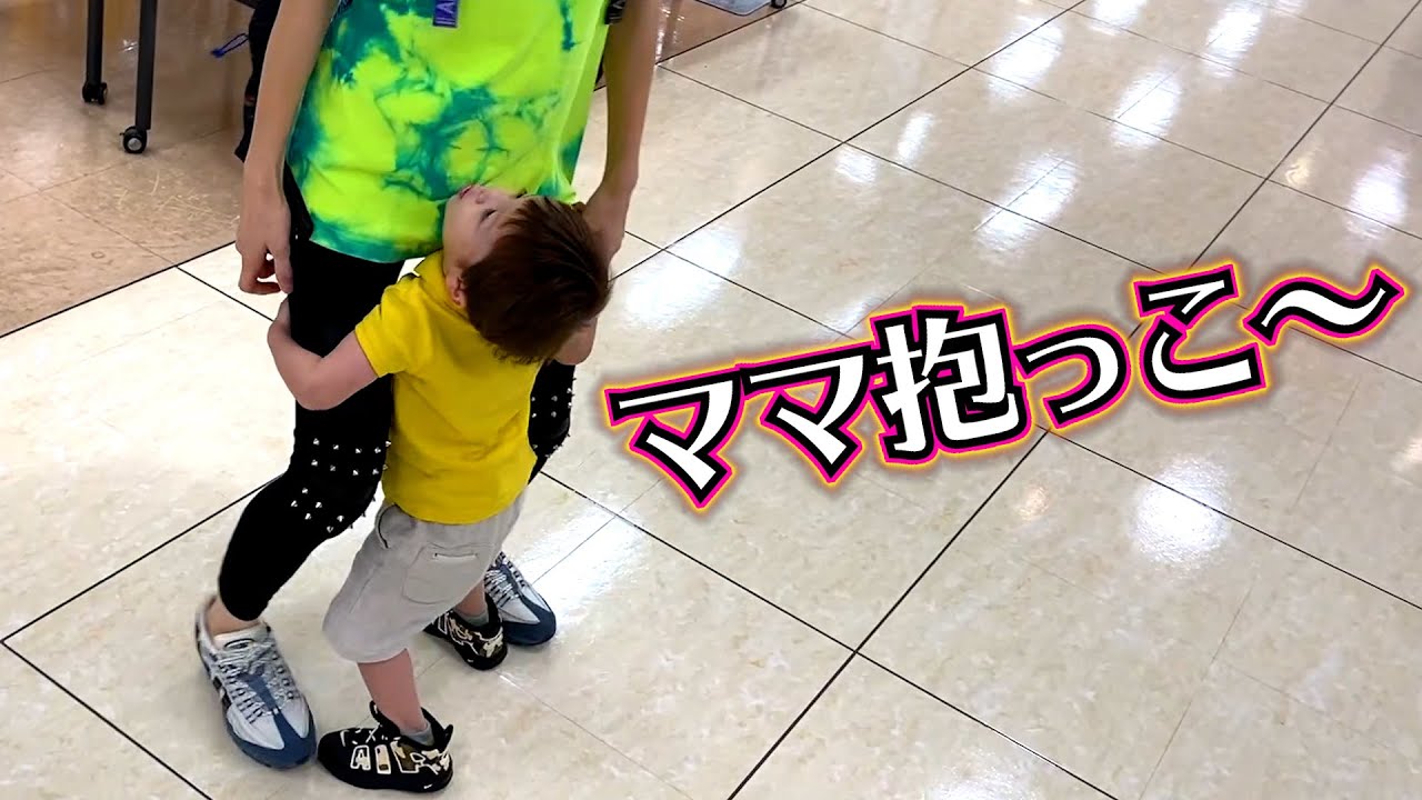 「ママ抱っこ〜」ママから離れないしぃしぃが可愛すぎる♪