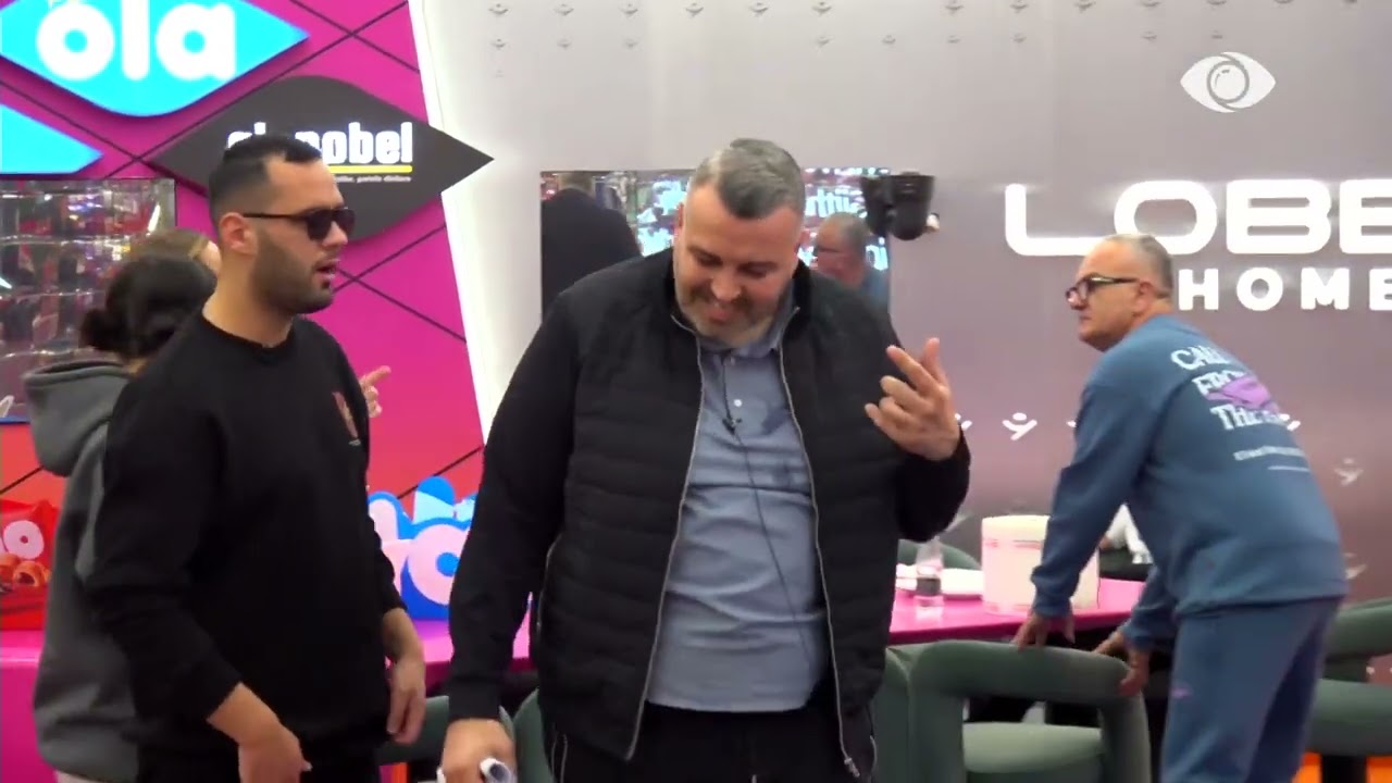 Debat në shtëpi, Kristi lag me ujë Rogertin