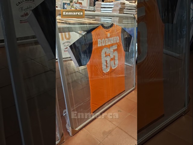 Vídeo relacionado con Yiohejy Vitrina de marco de camisa deportiva, vitrina de marco de camiseta de fútbol | Caja de almacenamiento de ropa deportiva a prueba de polvo para el hogar, estudio, sala de estar, dormitorio
