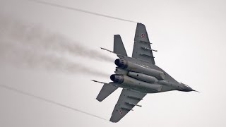 preview picture of video 'MiG-29 vs F-16 - Polish Air Force - Dogfight - Air Show Dęblin 2010'