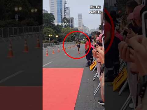 This runner gives up first place to finish his race with his daughter #shorts