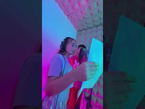 Galita grabando Las Girls en el estudio 🎶