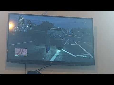 Eu jogando um jogo de carro na TV Philco PS3 da Sanduicheria em Neópolis de Sergipe