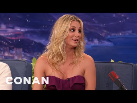 ケイリー・クオコがコナンの車にぶつかりそうになった - CONAN on TBS (Kaley Cuoco Almost Hit Conan's Car On The Warner Brothers Lot - CONAN on TBS)