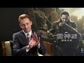 Tom Hiddleston : Interview in Beijing / He sings the ...