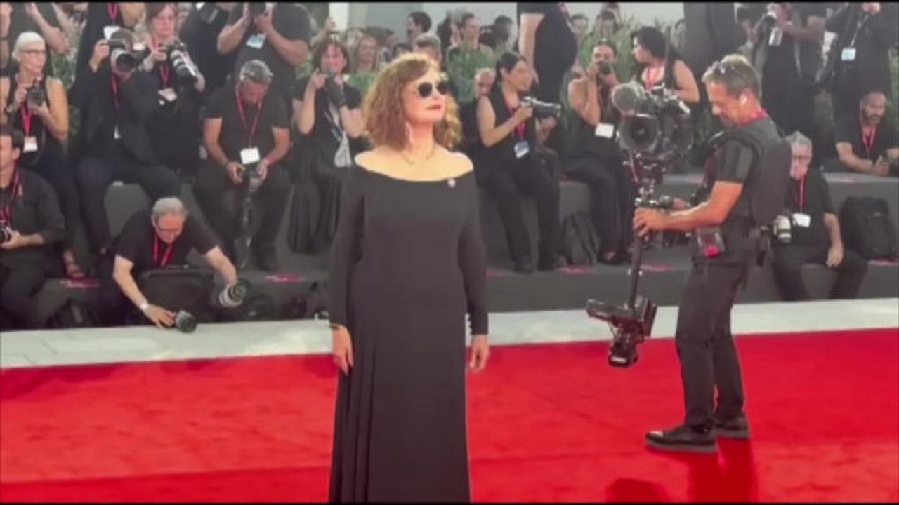 Venezia 83, Susan Sarandon sfila sul red carpet elegantissima in total black con scollo a barca