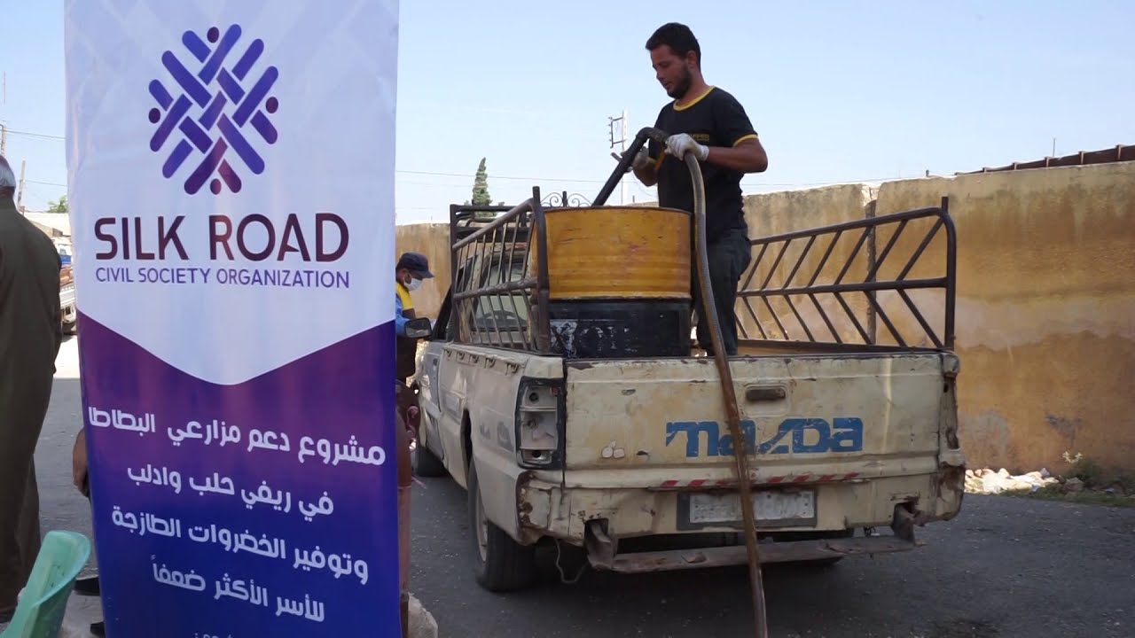 توزيع مادة الديزل على المزارعين المستفيدين لتشغيل نظام الري الخاص بهم - طريق الحرير - منظمة طريق الحرير