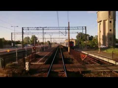 Odcinek Poznań Główny - Wrocław Główny z tyłu IC Szkuner wieczorową porą