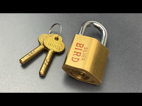 [888]不尋常的 "銀鳥 "掛鎖--工具製造者的挑戰。 ([888] Unusual “Silver Bird” Padlock — A Toolmaker’s Challenge)