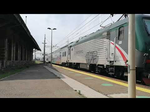 Stazione di Casalpusterlengo (LO) transito treno regio express 2174