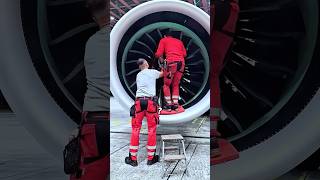 Pourquoi le moteur continue-t-il de tourner pendant que des ouvriers le nettoient ?#knowledge