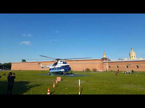 над Петропавловской крепостью взмыл Ми-8