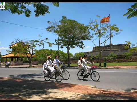 Thể hiện bởi Hương Lan