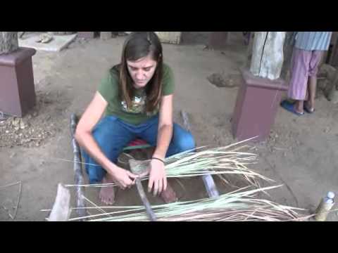 Sabrina versucht ein Dach zu flechten