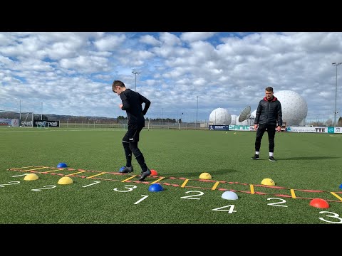 Aufwärmen mit der Koordinationsleiter am Deutschen Fußball Internat