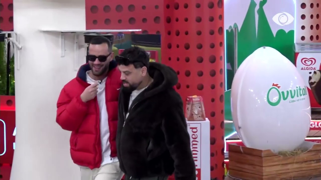 “Arushi jonë kaf…”/ Stine dhe Stenaldo bëjnë xhiro rreth pishinës, batuta mes banorëve
