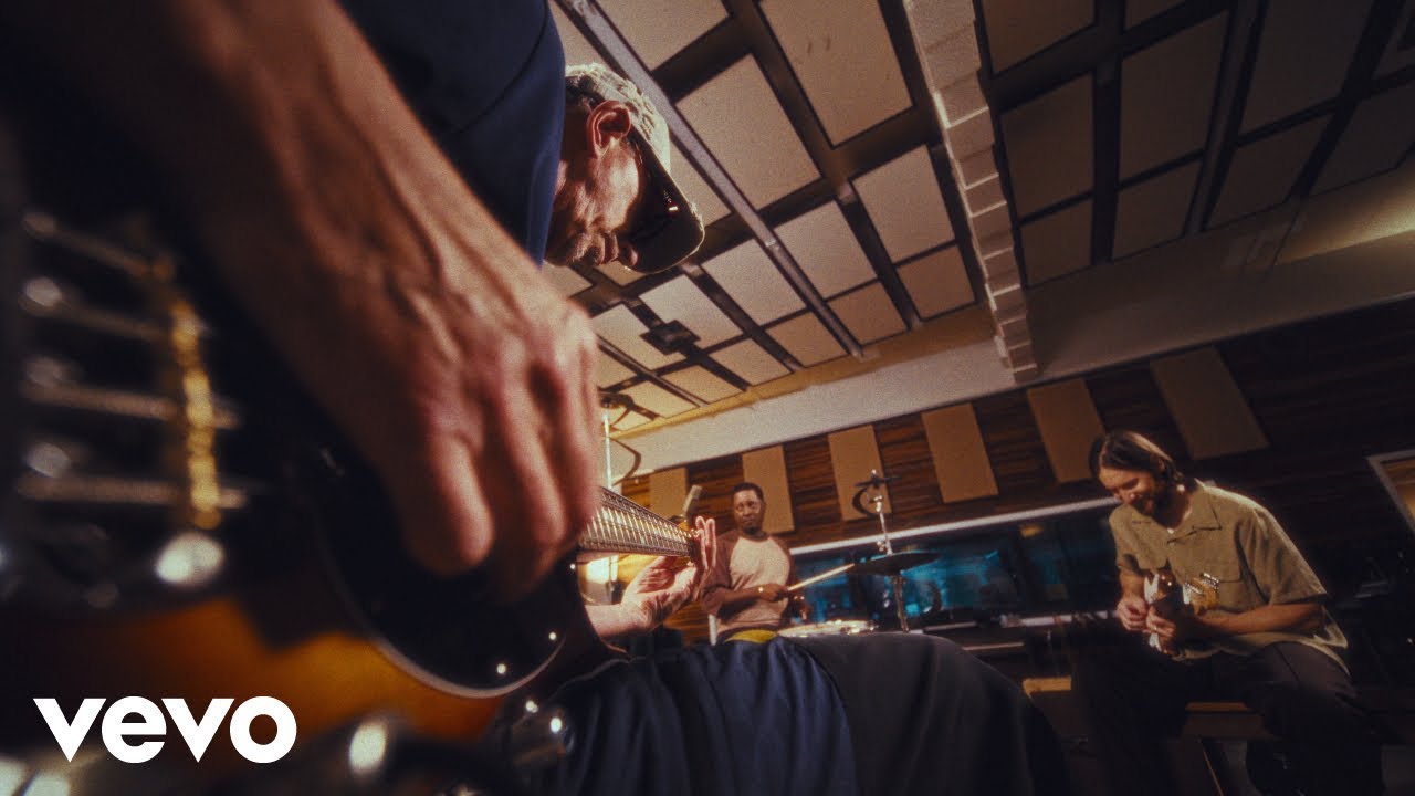 Pino Palladino + Blake Mills ft. Chris Dave - Taka - YouTube