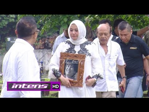 Tangis Pilu Keluarga Mengantar Sys NS ke Liang Lahat -  Intens