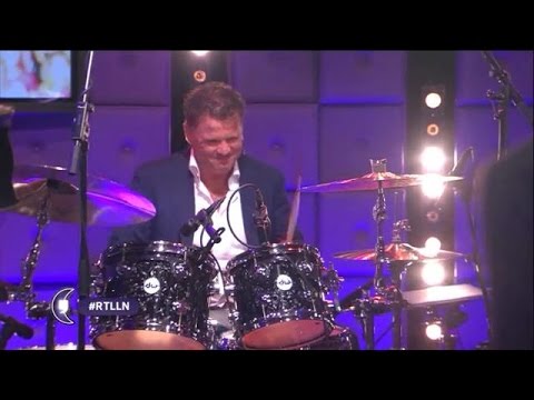 Wolter Kroes drumt perfect voetballied-ritme - RTL LATE NIGHT