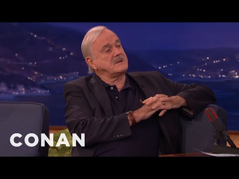 John Cleese nabídl své matce, že ji zabije, aby ji rozveselil