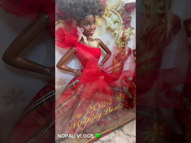 Vídeo relacionado con Barbie Signature Navidad Muñeca asiática de colección de Juguete con Vestido de Gala Dorado, Regalo +3 años (Mattel HJX07)