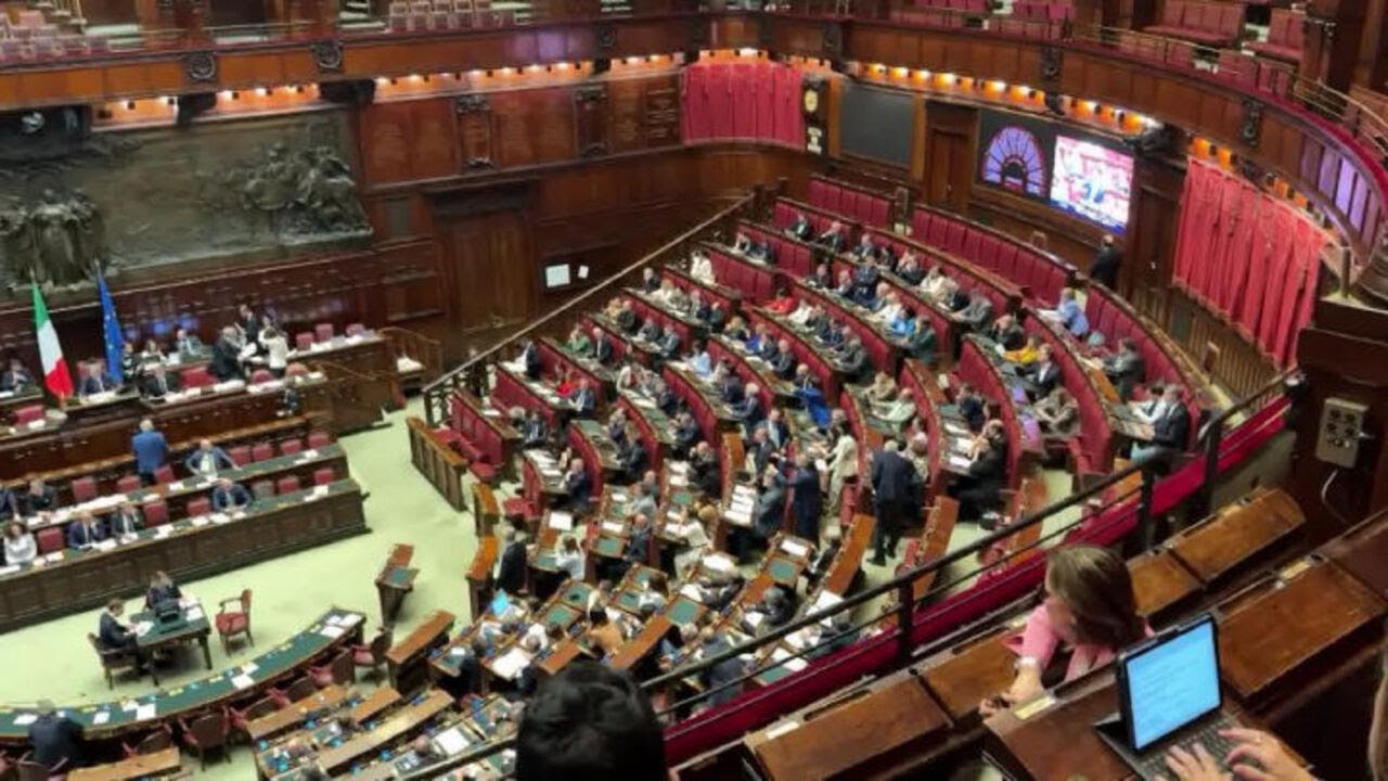 Bagarre in Aula alla Camera durante intervento di Bignami (FdI), Ricciardi (M5S) si alza in piedi