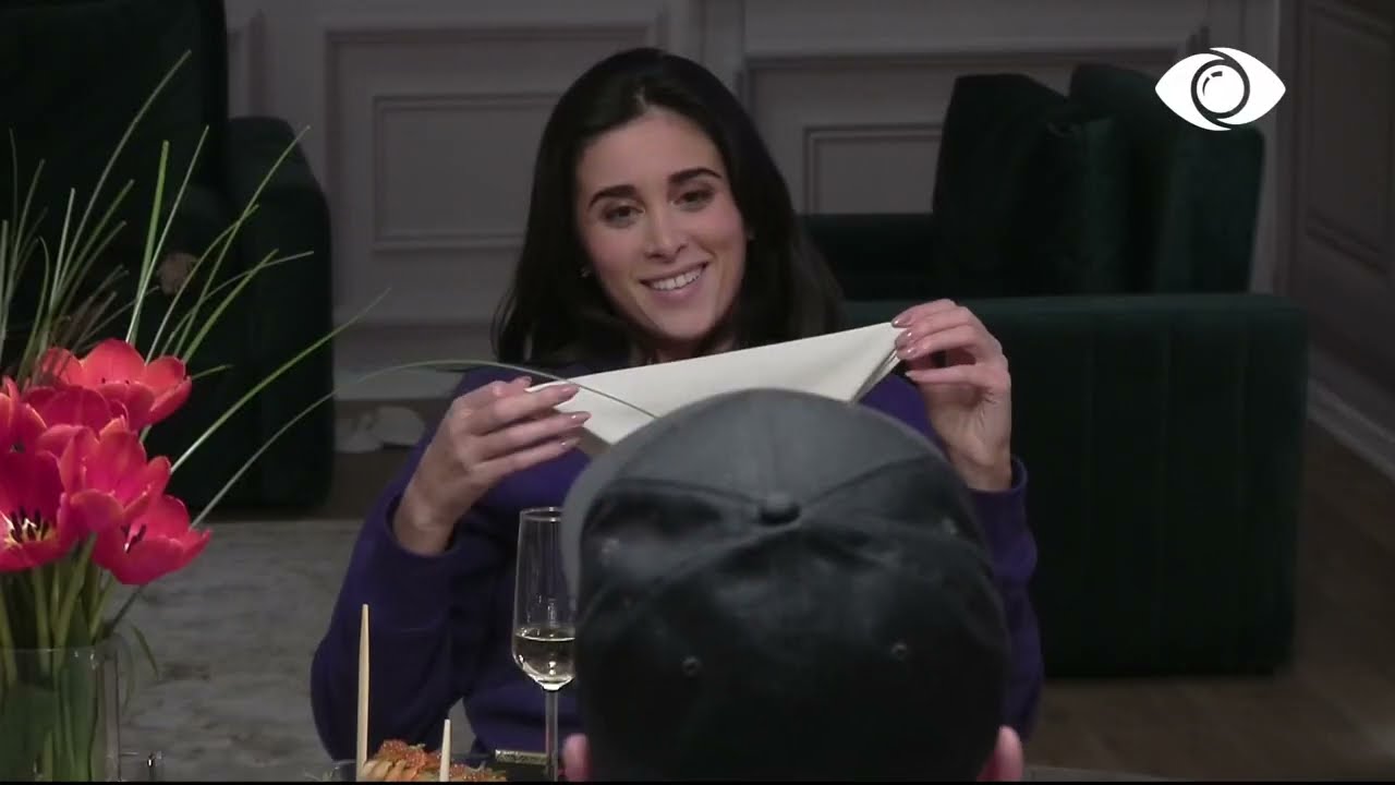 Jori dhe Lorenci darkojnë dhe bisedojnë në suitë