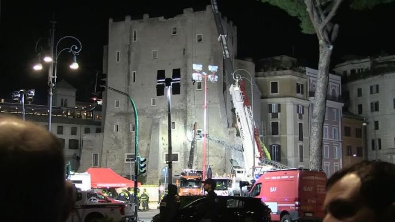 Crollo Torre dei Conti a Roma, si scava con le mani per salvare l'operaio ancora sotto le macerie