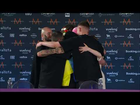 Ukrainian journalist hugs KALUSH Orchestra during winner's press conference (#Eurovision2022)