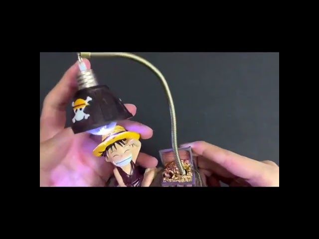 Vídeo relacionado con Paladone - Lámpara de escritorio articulada de Sombrero de Paja de One Piece, lámpara flexible de anime con licencia oficial para fans de la cultura pop, para dormitorio, hogar y oficina