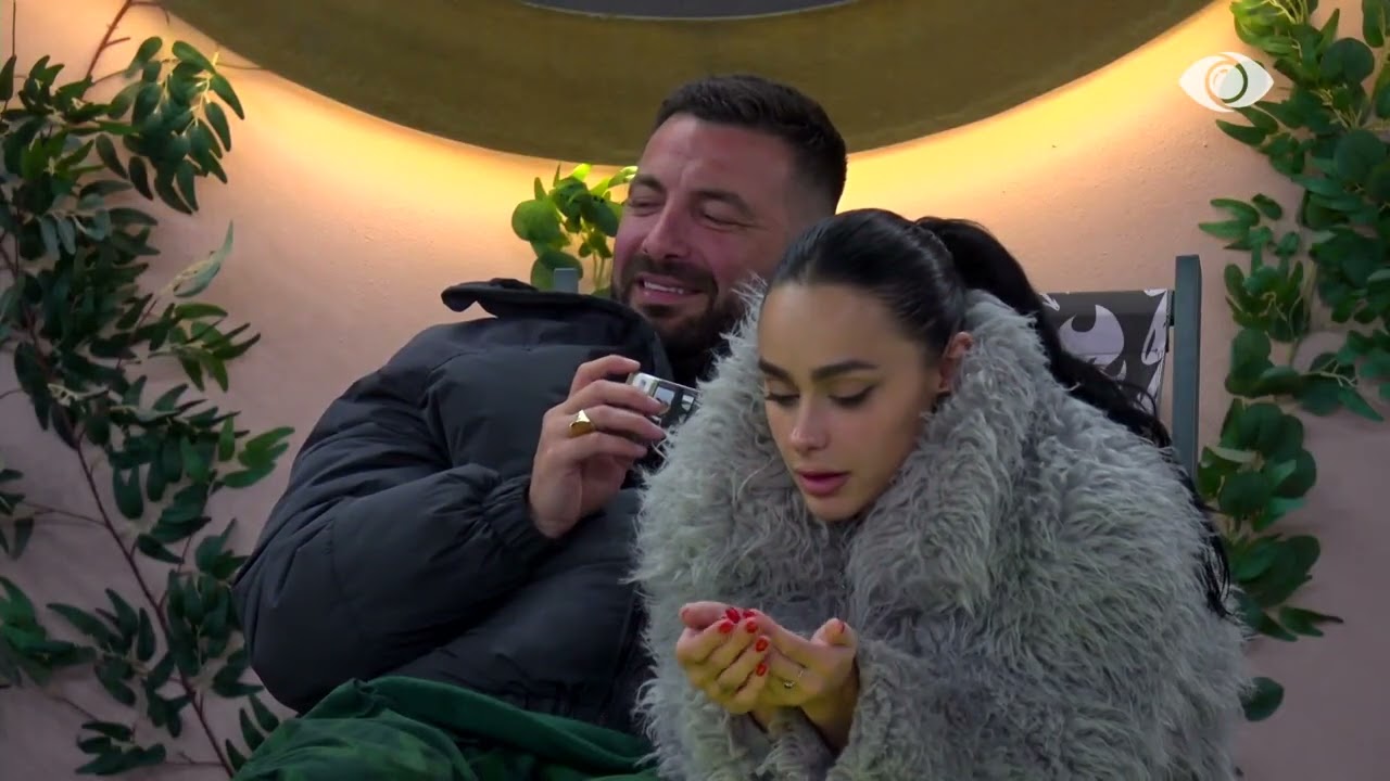 Banorët këndojnë së bashku në oborr