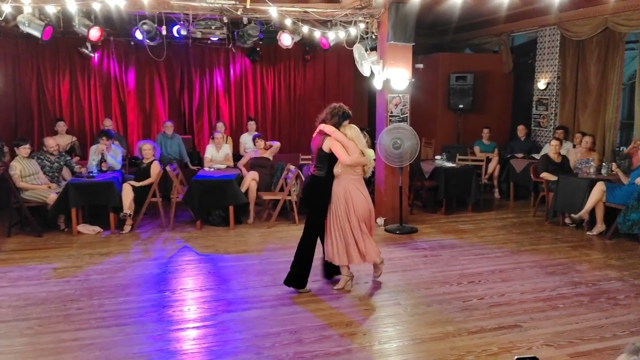 Video thumbnail for "Dos Palabras por Favor" - Mariana López Cattini y Dina Salvo