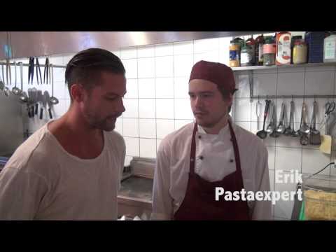 Rasmus Wremer gör ett nedslag i köket på Dinner i Arboga