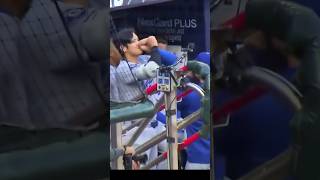 ドジャース大谷翔平ピノキオポーズ！？深夜試合で疲れ過ぎてブルーパー君に甘える