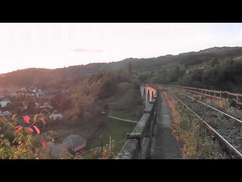 60-0808-0 z RE4136 pokonuje wiadukt w Sacel.