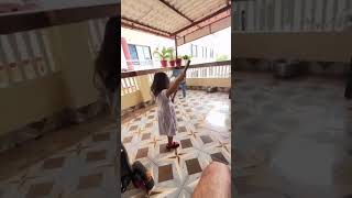 ネパールでも掃除は欠かさない2歳児