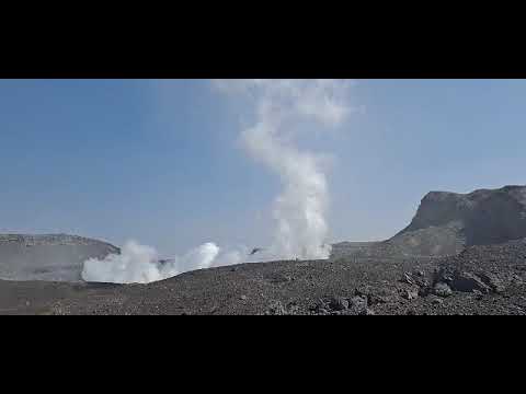 Hayli Gubbi volcano's crater from close two days after it erupted